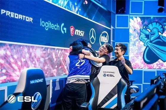 背后有两大 背后有两大